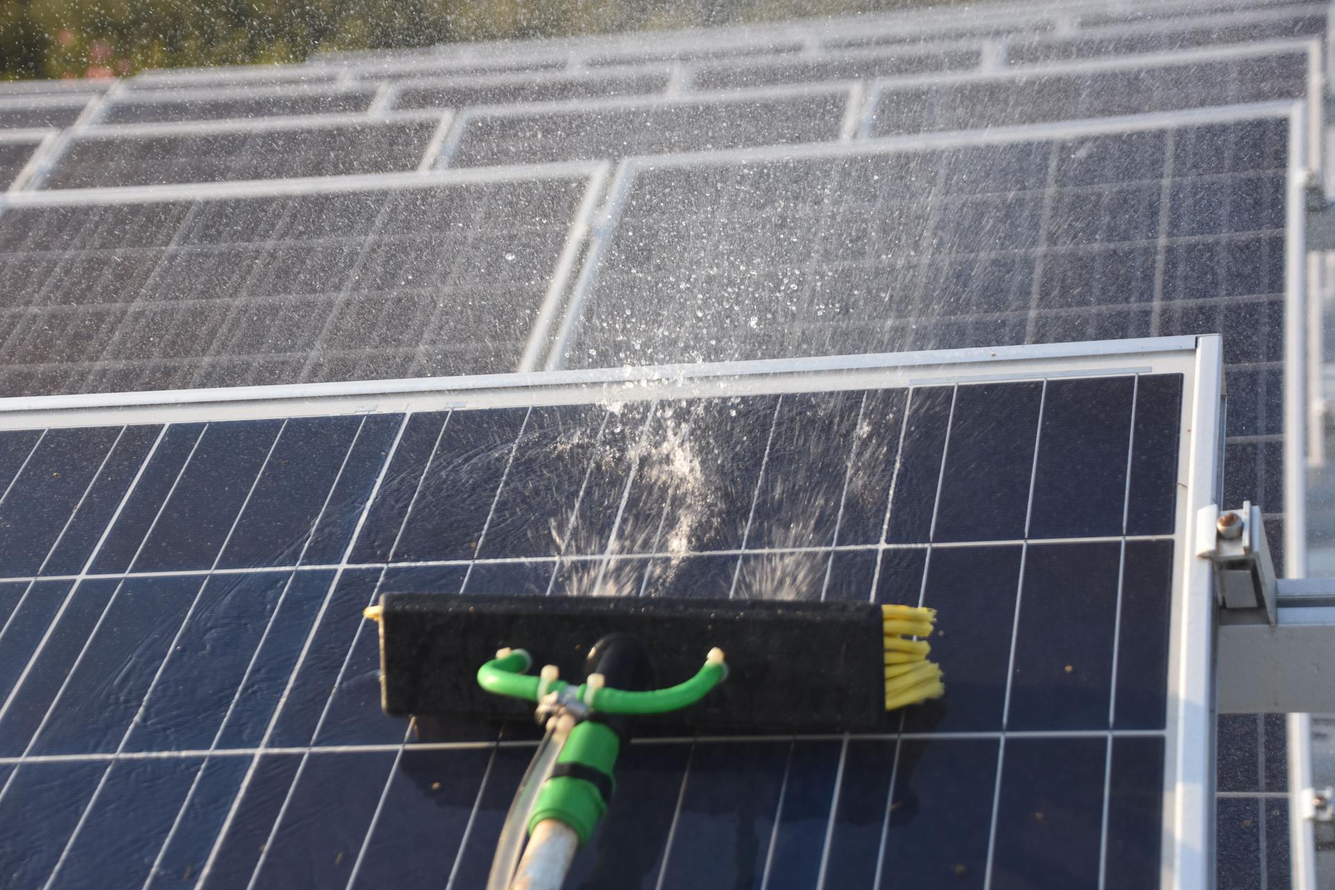 Cleaning a solar roof